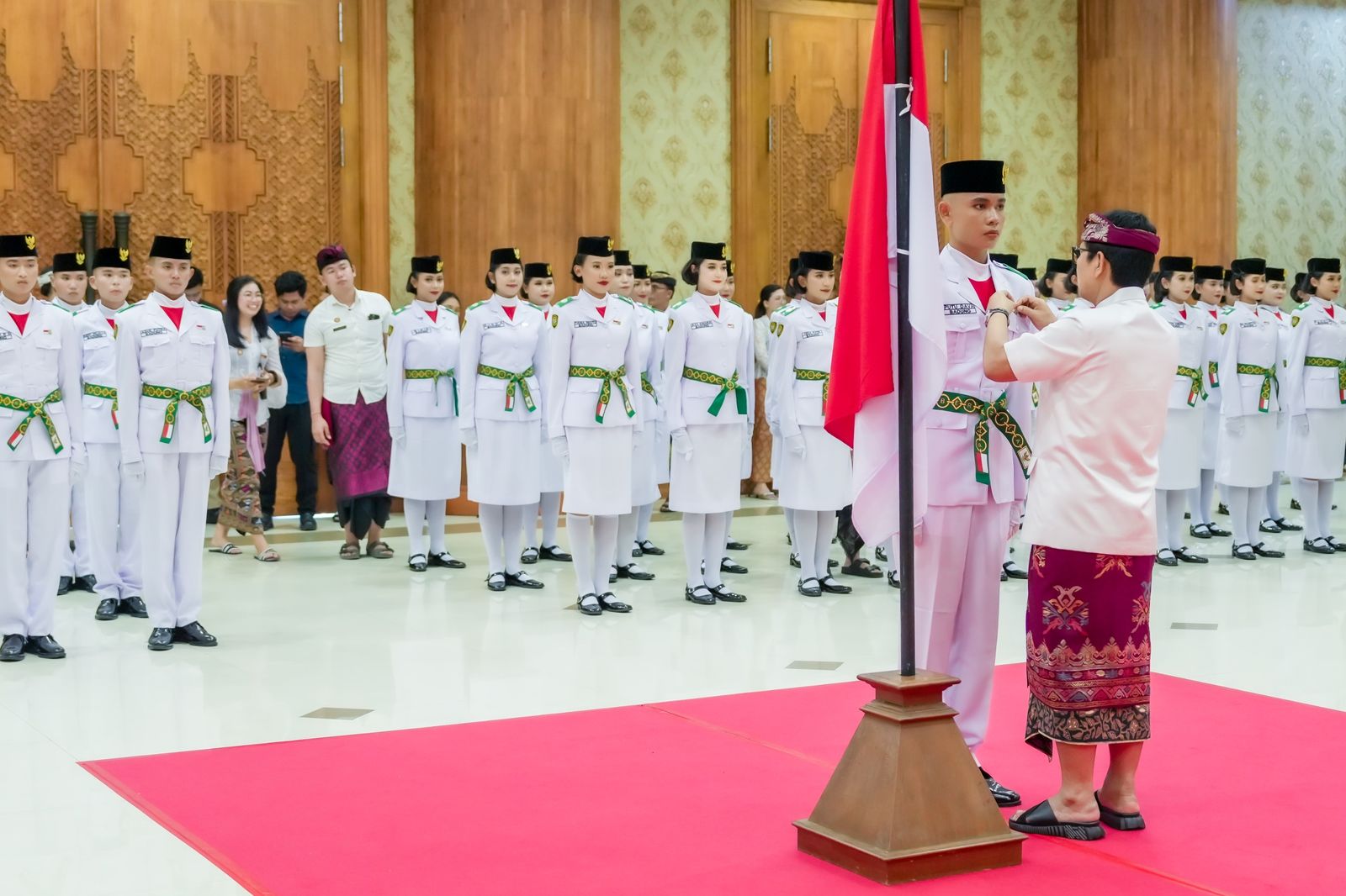 podiumnews.com-Bupati Adi Arnawa Kukuhkan Anggota Paskibraka Badung 2025